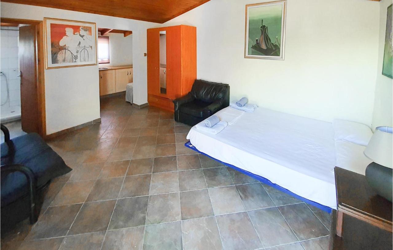 Lovely Home In Kiato With Wifi Zewnętrze zdjęcie