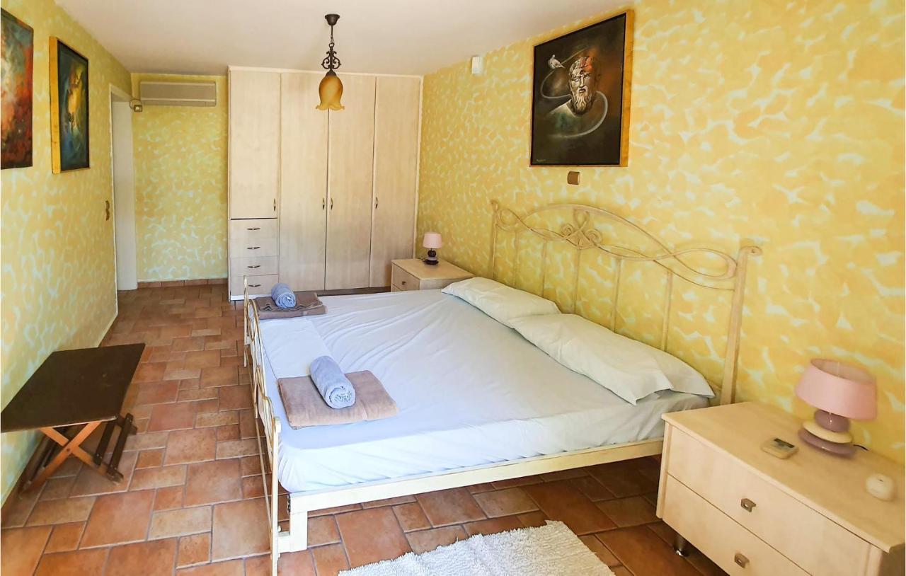 Lovely Home In Kiato With Wifi Zewnętrze zdjęcie
